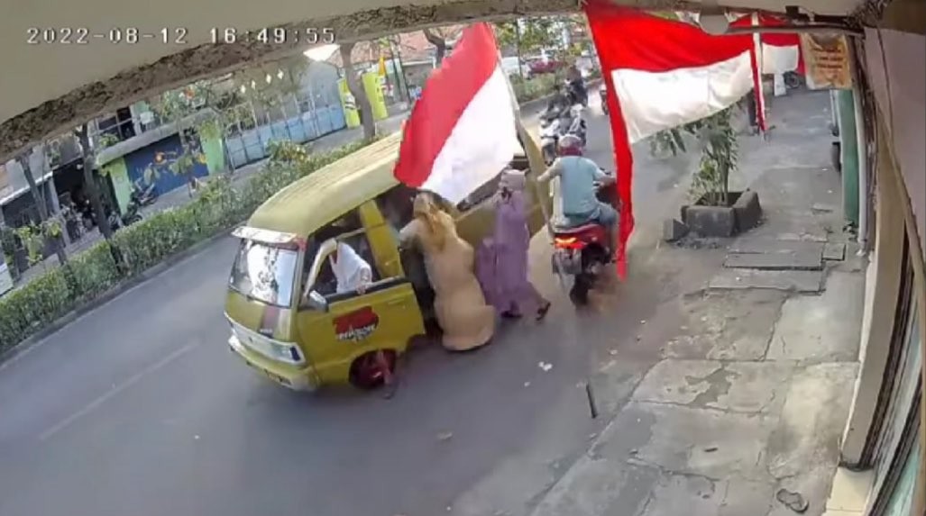 Proses penjambretan di Jalan Sidotopo Lor (Foto: dok. Pribadi)