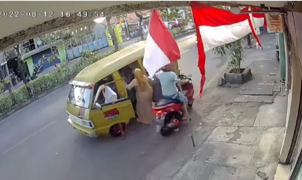 Proses perampokan di Jalan Sidotopo Lor yang terekam CCTV (Foto: dok. Pribadi)