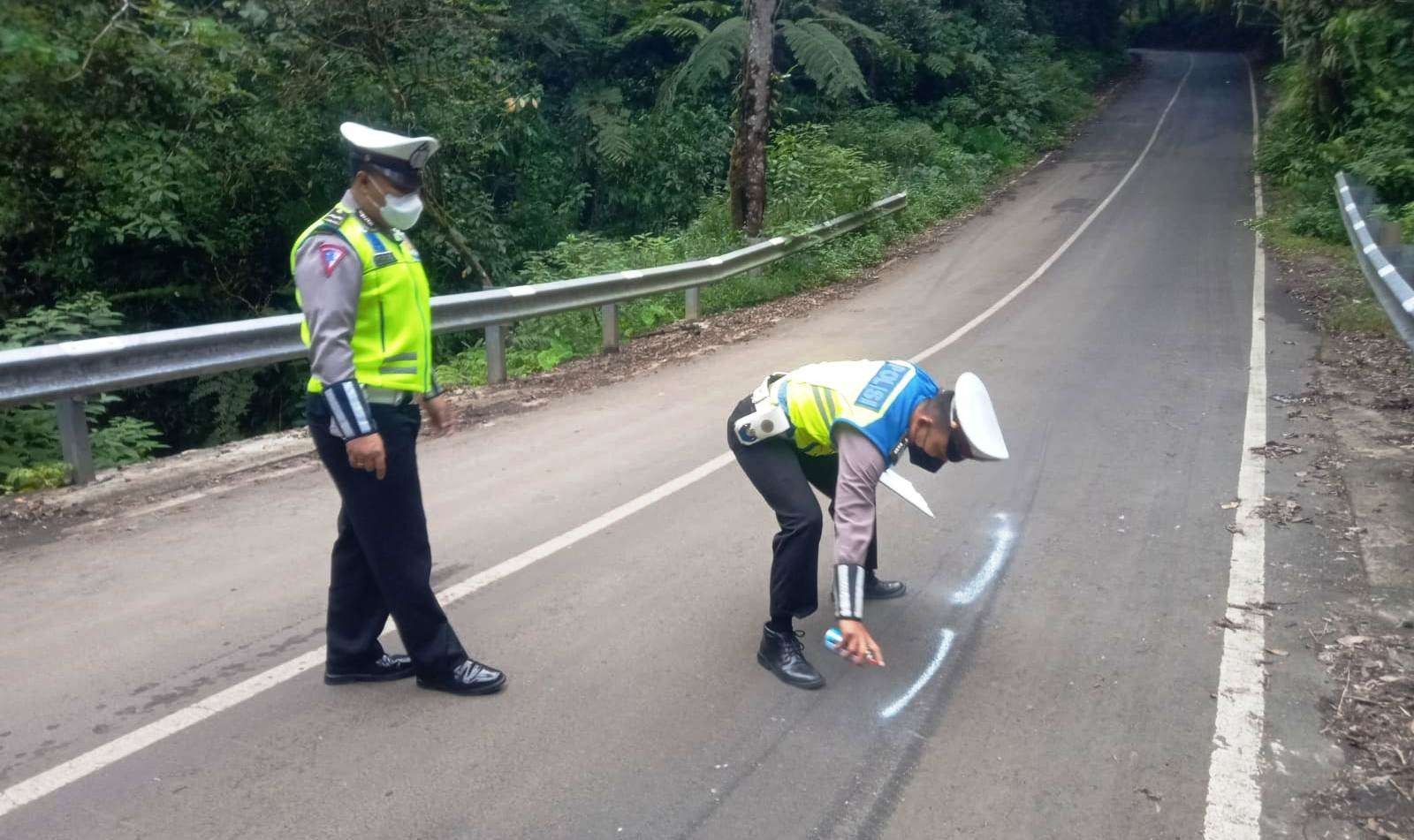 Personil Unit Gakkum Satlantas Polresta Banyuwangi melakukan olah TKP di jalur menuju Ijen (Foto: Unit Gakkum Satlantas)