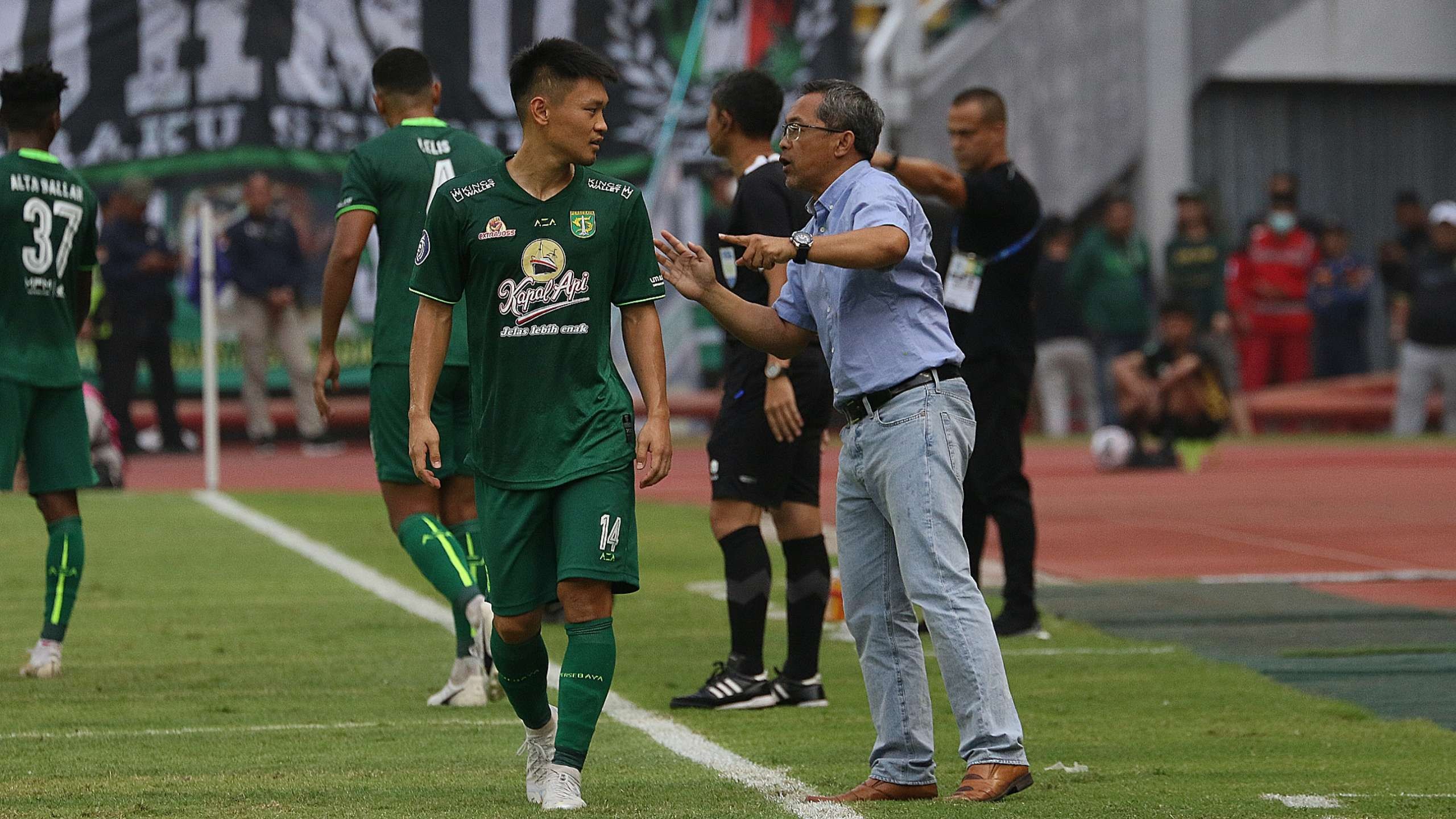 Pelatih Persebaya, Aji Santoso saat memberi instruksi kepada Sho Yamamoto saat melawan Madura United. (Foto: Fariz Yarbo/Ngopibareng.id)