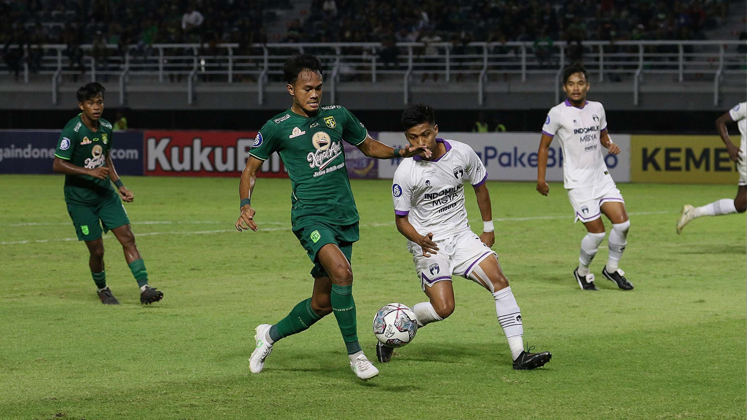 Penampilan Koko Ari Araya saat melawan Persita Tangerang. (Foto: Fariz Yarbo/Ngopibareng.id)