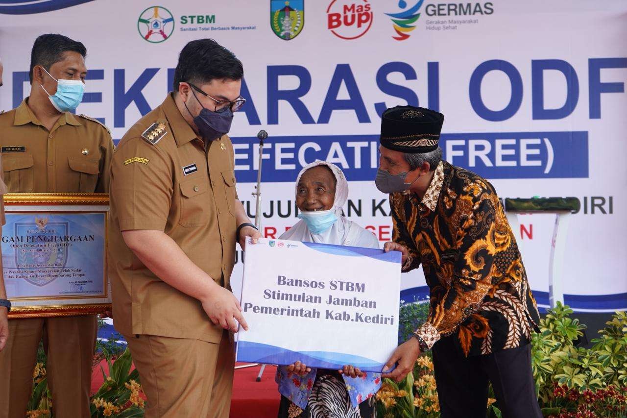 Cek  Sanitasi, Bupati  Kediri Targetkan 100 Persen Warga Kabupaten Kediri ODF 2024 (Foto Kominfo Kabupaten Kediri)