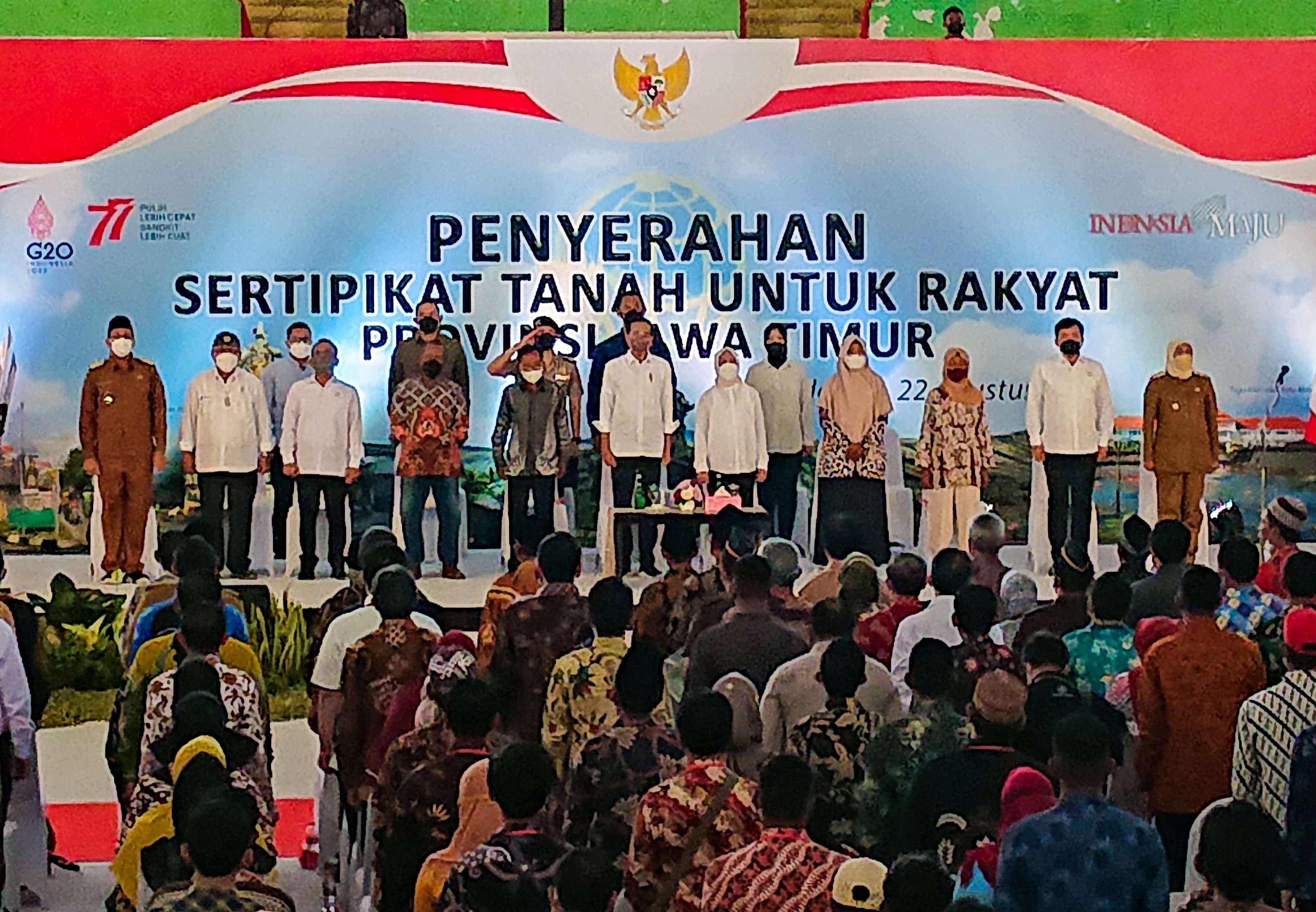 Rombongan Presiden Jokowi saat tiba di gedung serbaguna GOR Sidoarjo, Senin 22 Agustus 2022. (Foto: Aini Arifin/Ngopibareng.id)