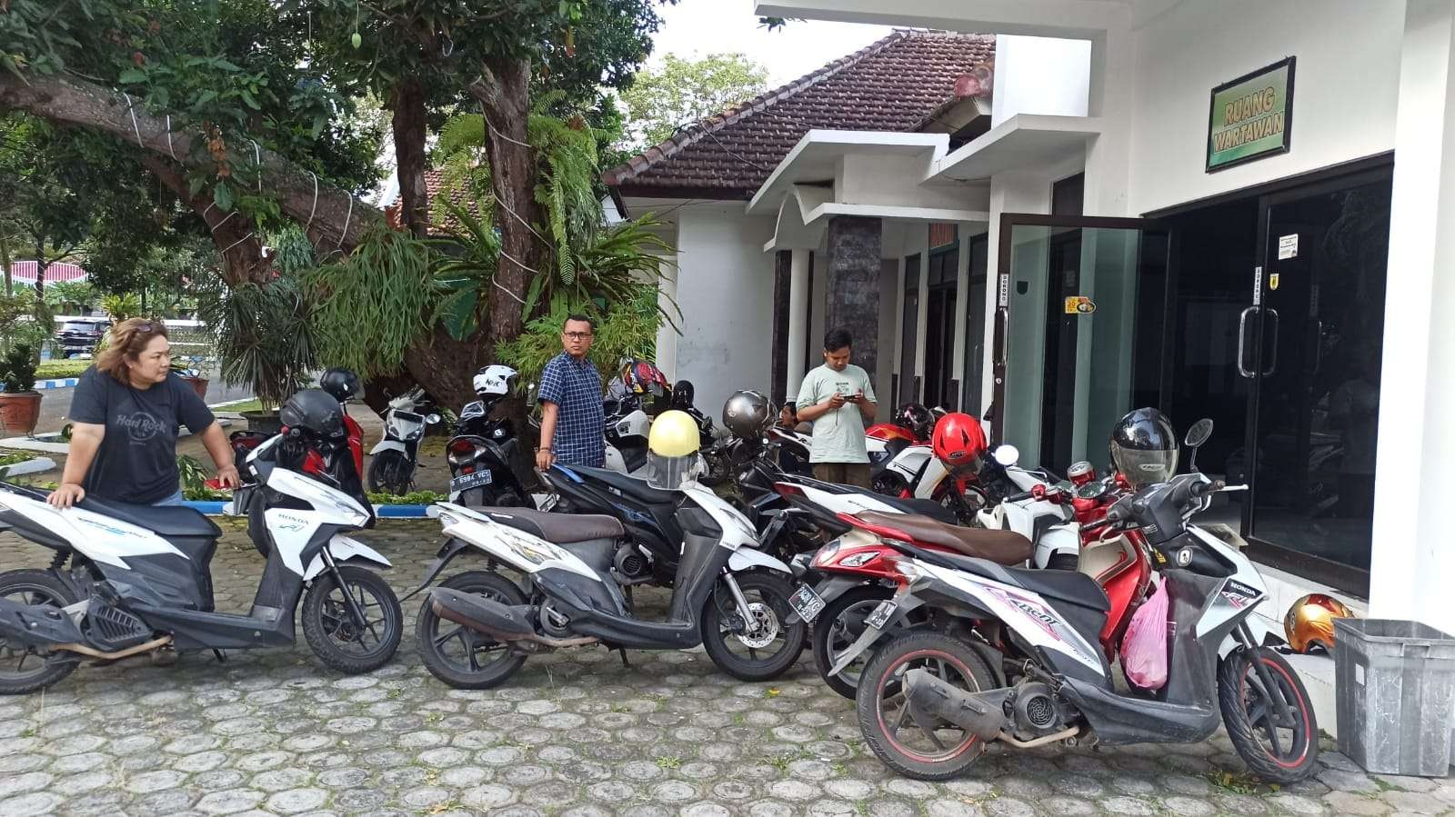 Sejumlah warga yang kebetulan berada di sekitar gedung DPRD Banyuwangi keluar dari ruangan saat gempa terjadi (Foto: Muh Hujaini/Ngopibareng.id)