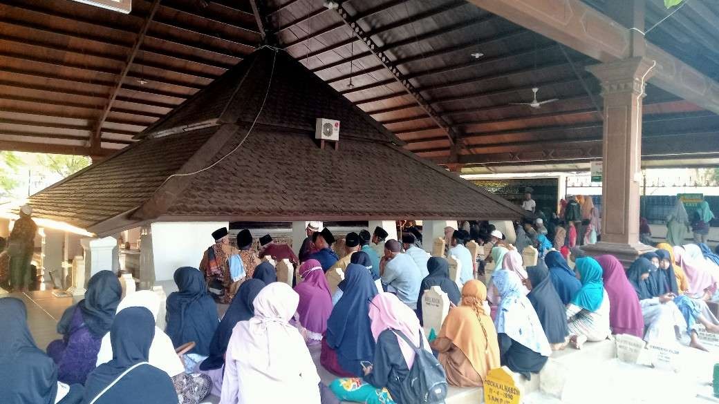 Suasana makam Sunan Bonang di Kelurahan Kutorejo, Kecamatan Tuban nampak para peziarah memadati area makam (Foto: Khoirul Huda/Ngopibareng.id)