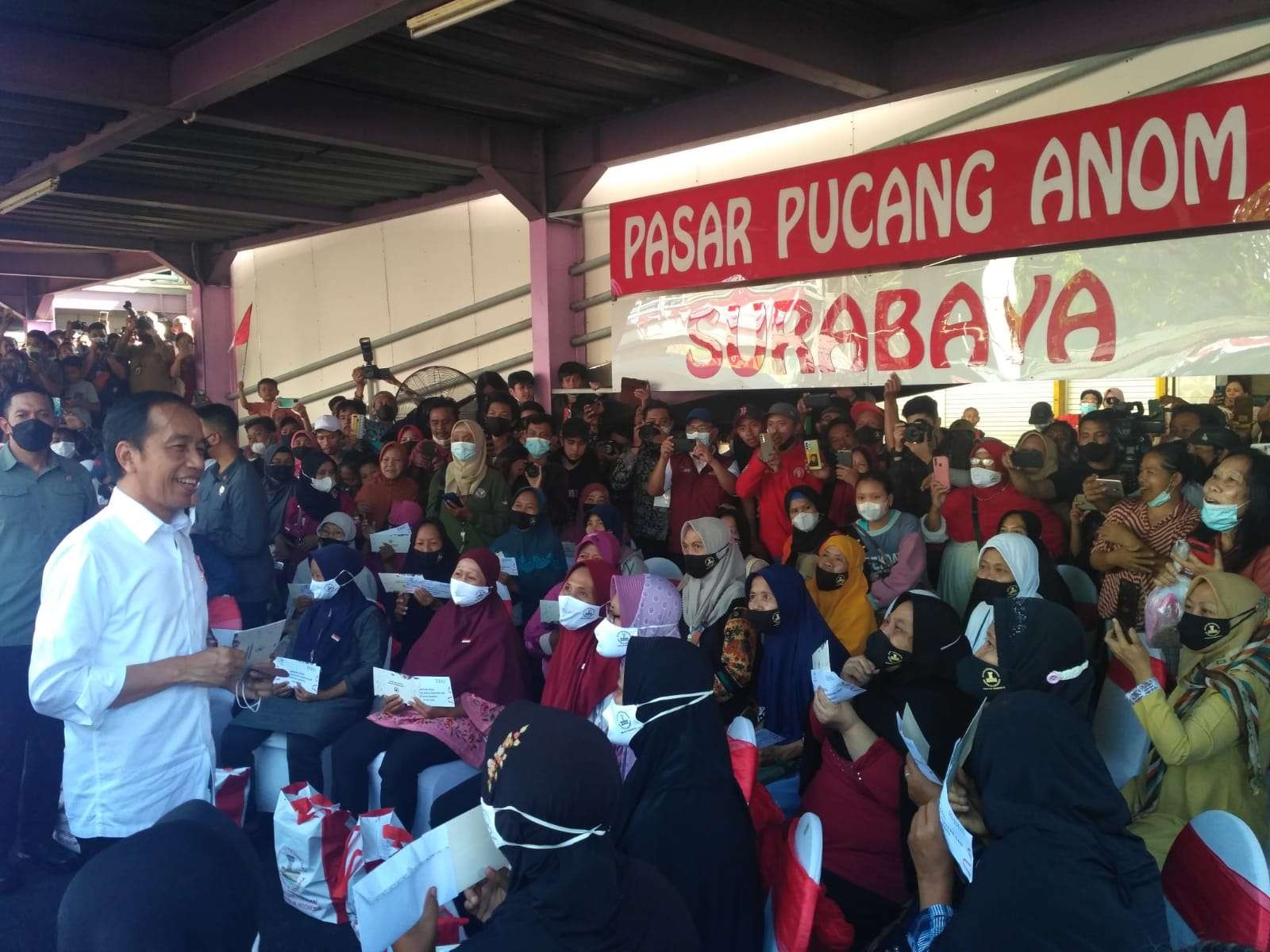 Jokowi saat berada di Pasar Pucang Surabaya, Minggu, 21 Agustus 2022. (Foto: Humas Pemkot Surabaya)