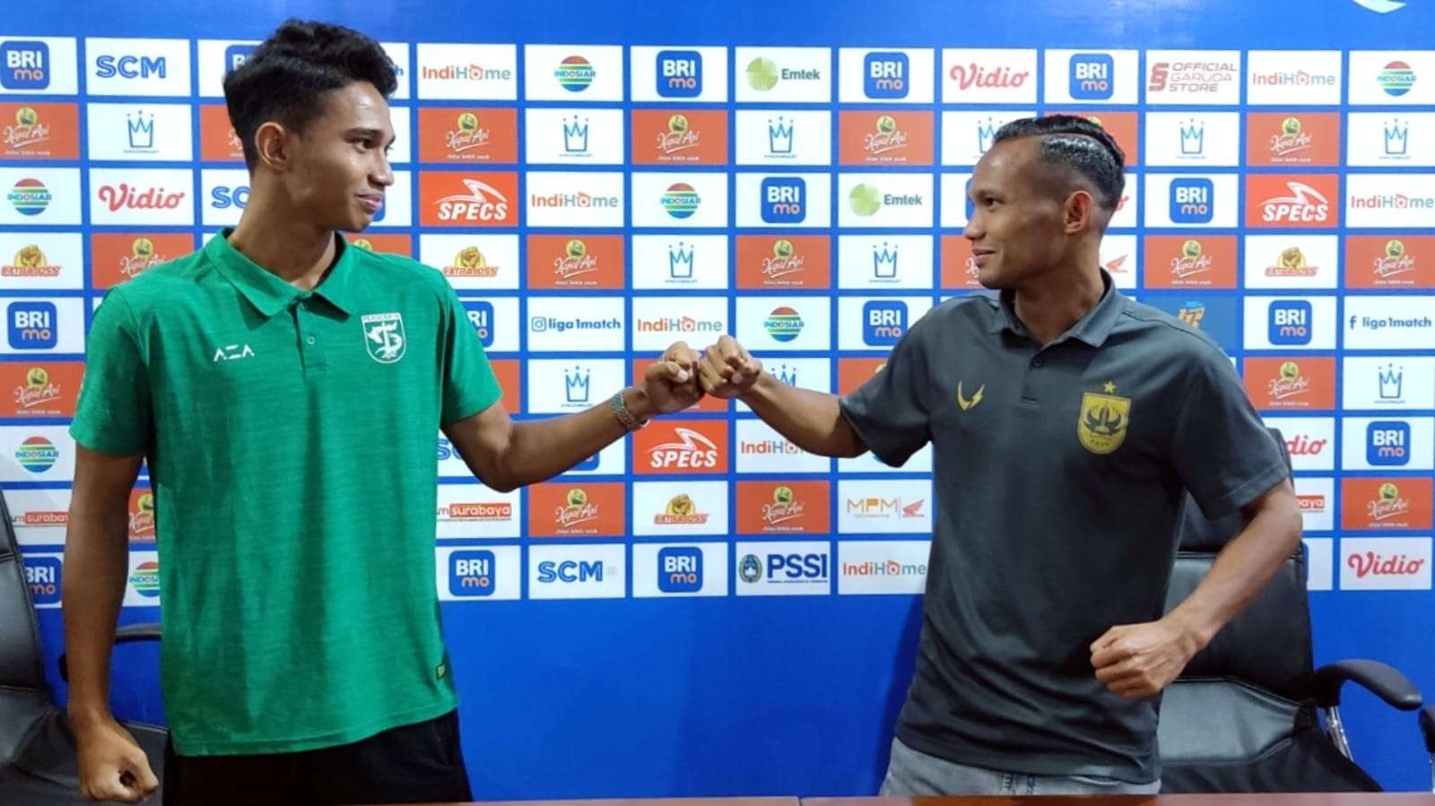 Kakak adik, Marselino Ferdinan dan Oktavianus Fernando siap berhadapan dalam laga Persebaya melawan PSIS Semarang di Stadion Gelora Bung Tomo, Surabaya, Selasa 23 Agustus 2022. (Foto: Fariz Yarbo/Ngopibareng.id)