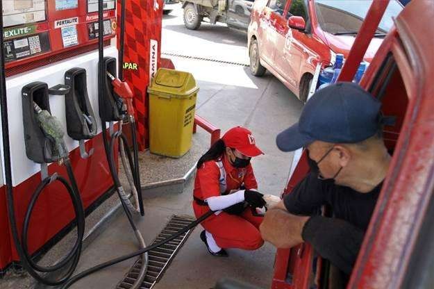 Salah satu pegawai SPBU yang tengah melayani pembelian BBM.(Foto: dok. Pertamina)