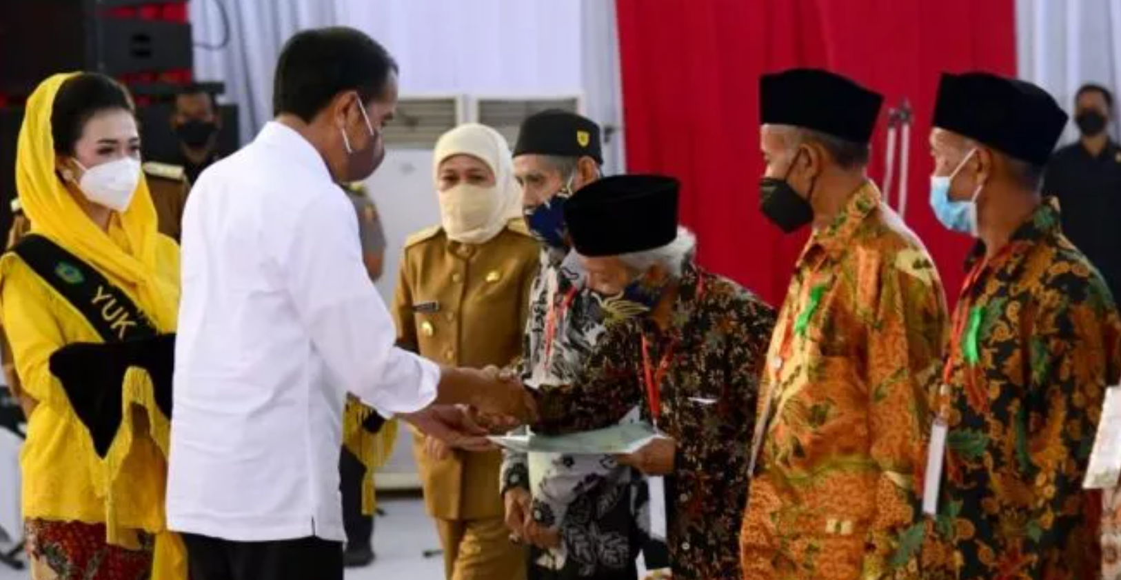 Presiden jokowi serahkan sertifikat tanah warga Sidoarjo (Foto: Istimewa)