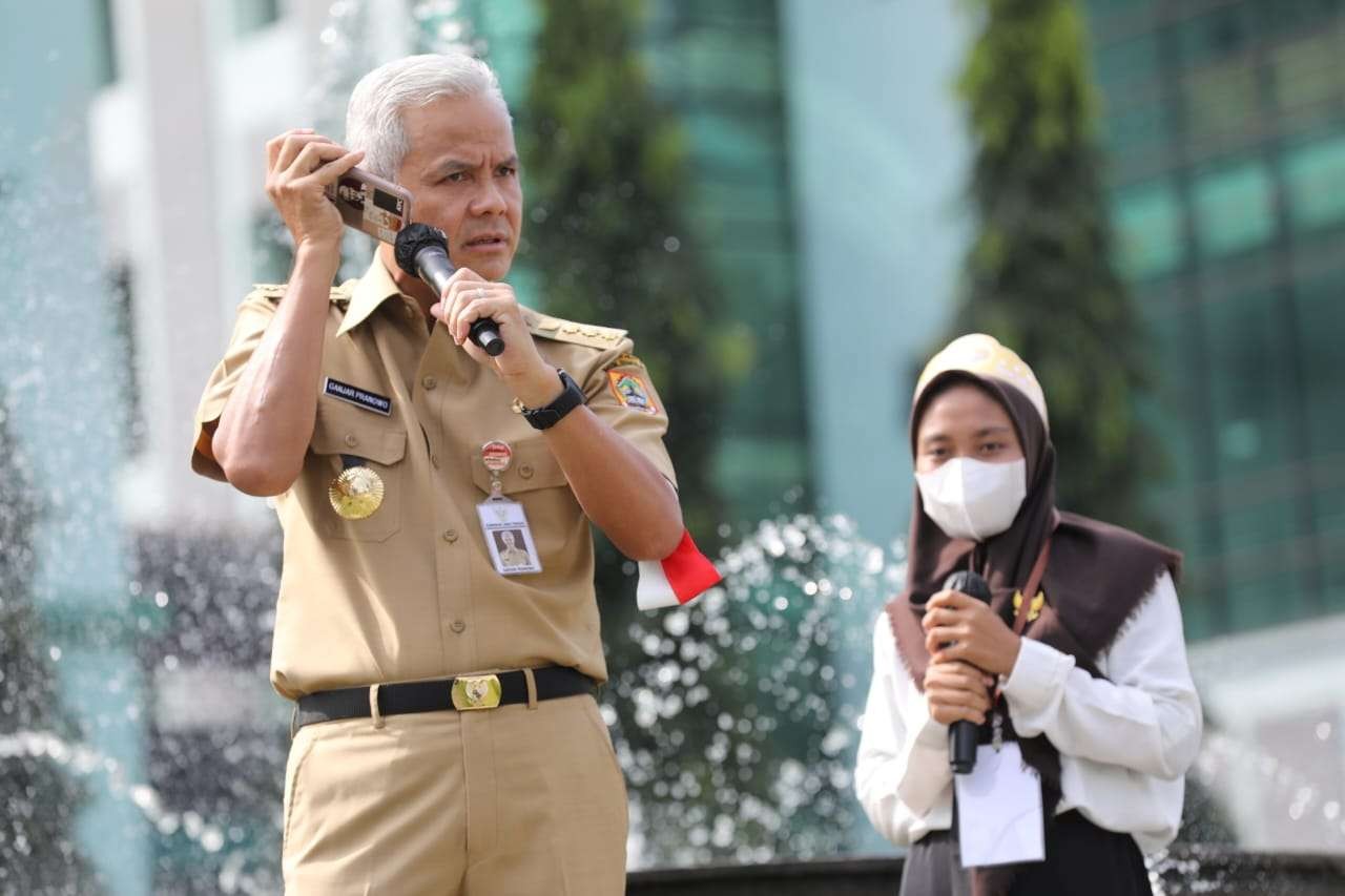 Gubernur Ganjar memberikan hadiah spesial kepada tiga mahasiswa UIN Saifuddin Zuhri. . (Foto: Dokumentasi Jateng)