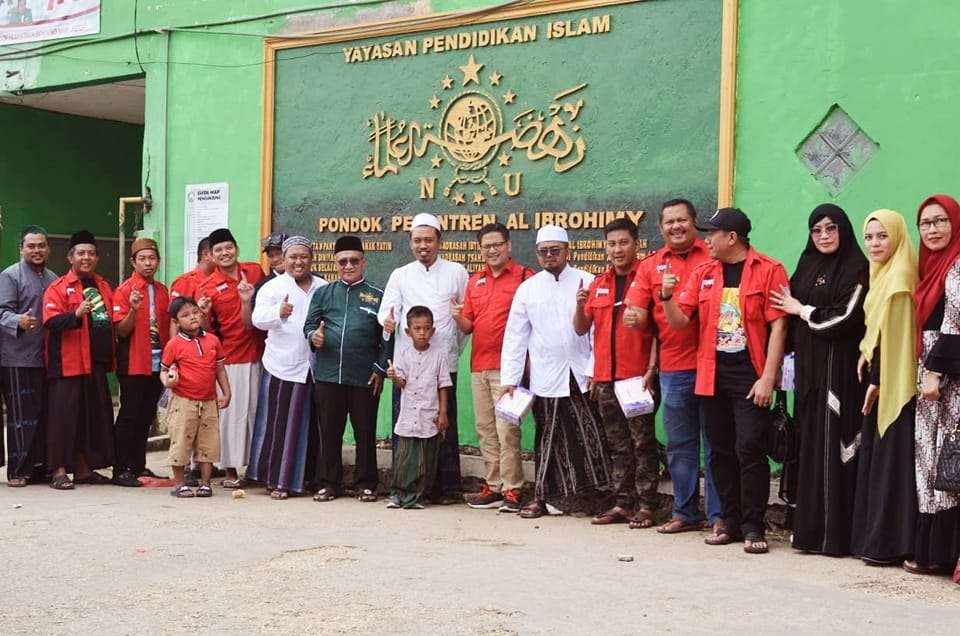 Kiai Muhammad Ma'ruf Khozin di antara santri dan kiai di Pondok Pesantren (PP) Ibrohimy, Sampang. (Foto: fb ma'ruf khozin)