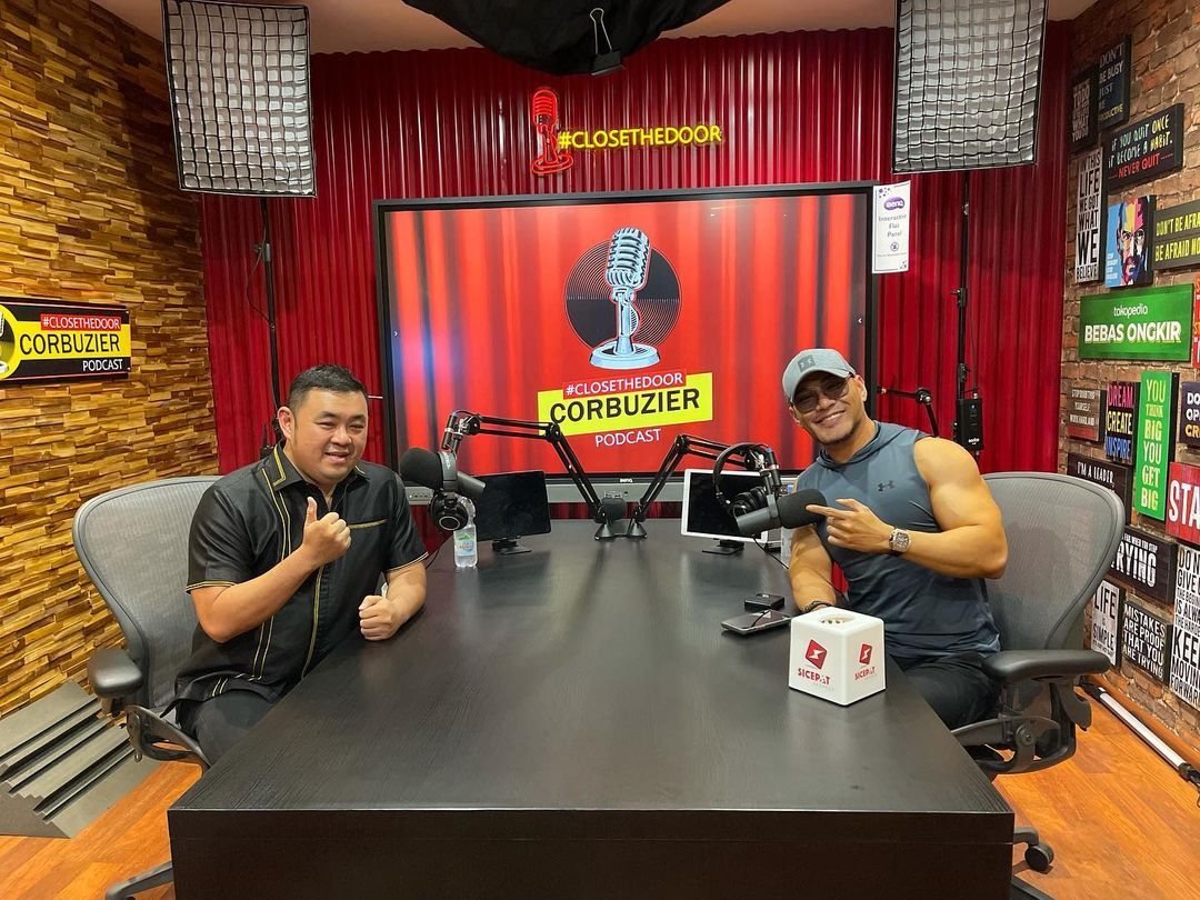 Deddy Corbuzier ikut membahas judi 303 di kanal YouTube miliknya bersama Roy Shakti, konsultan keuangan. (Foto: YouTube Close The Door/Deddy Corbuzier)