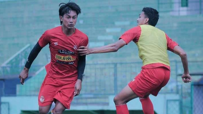 Situs Bola88.fun yang diduga terafiliasi dengan rumah judi online terpampang di jersey latihan Arema FC (Foto: Instagram:@aremafcofficial)