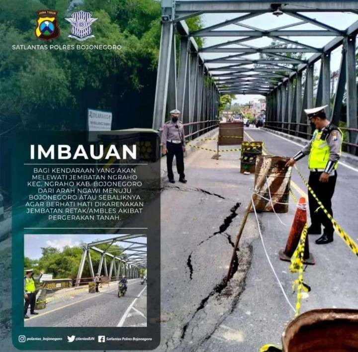 Imbauan Satlantas Polres Bojonegoro, Jawa Timur, yang tersebar di media sosial dan grup WhatsApp, terkait kondisi jalan di Kecamatan Ngraho arah Ngawi menuju Bojonegoro. (Foto: Kolase media sosial)