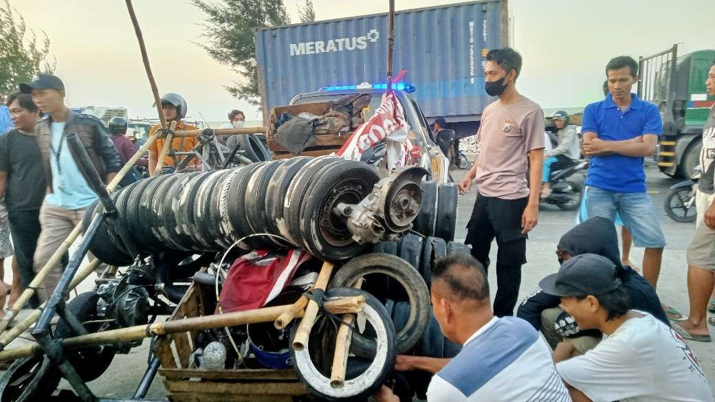 Petugas Polsek Palang saat mengevakuasi Vespa Ekstrem dari SPBU Kradenan. (Foto: Khoirul Huda/Ngopibareng.id)