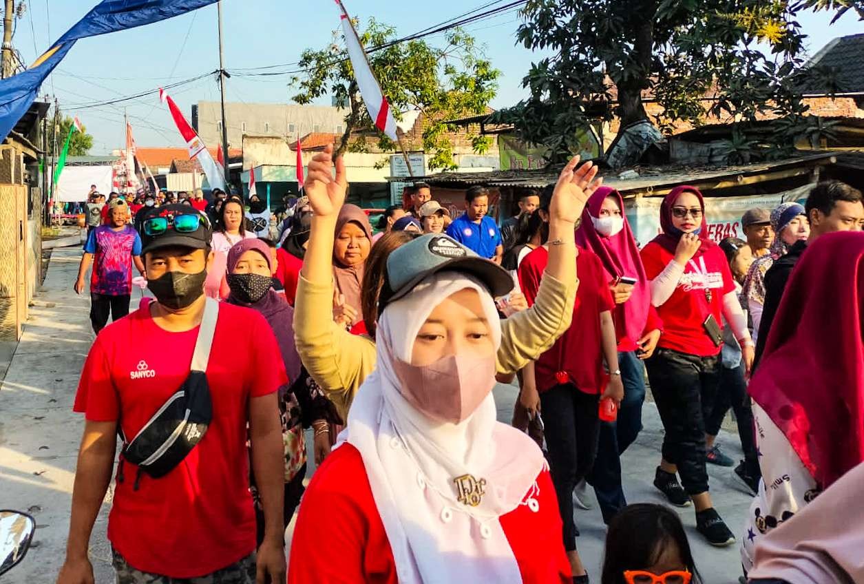 Nakes di Sidoarjo jalan sehat bareng warga (Foto : Aini/Ngopibareng.id)