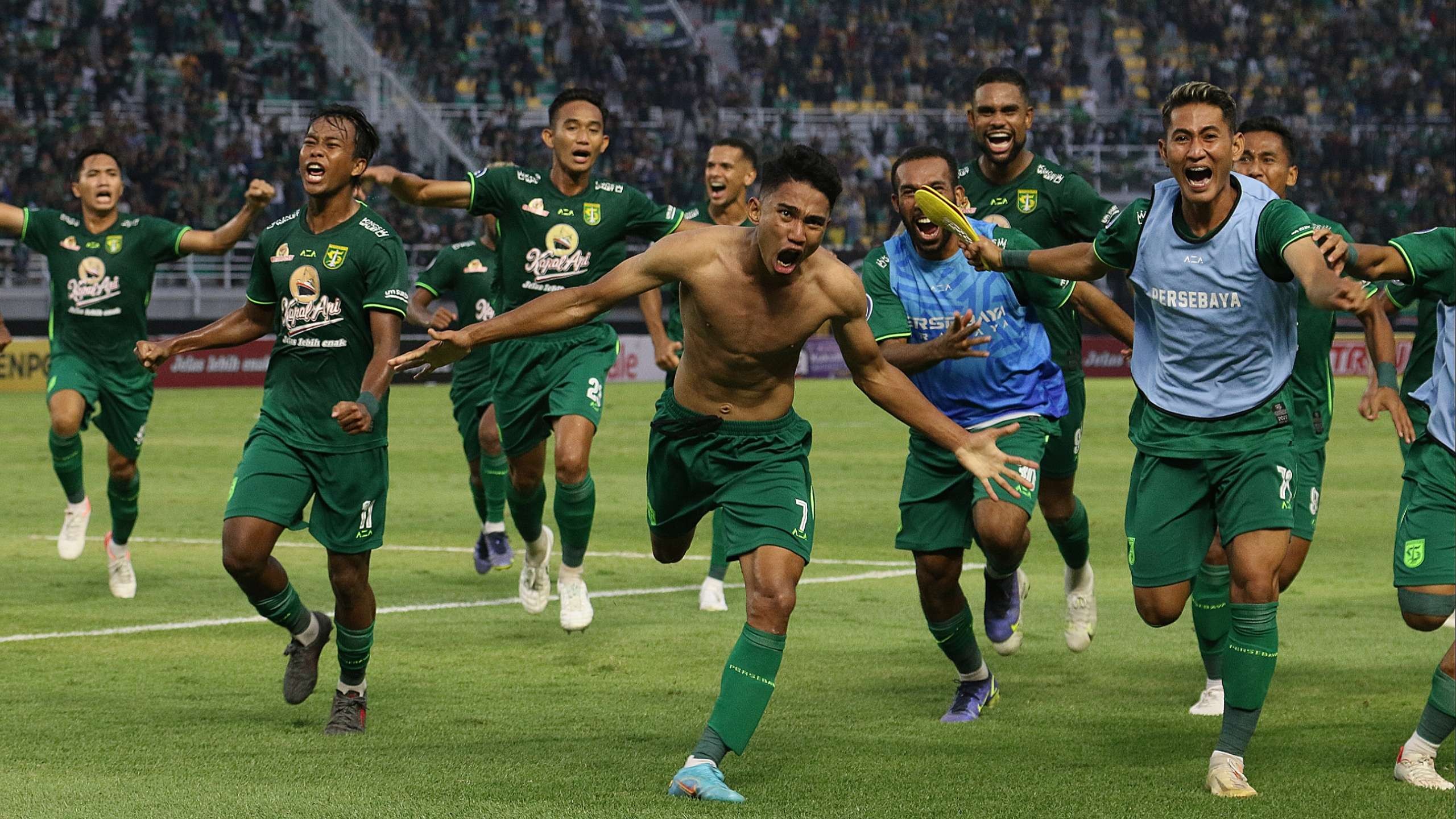 Selebrasi pemain Persebaya Marselino Ferdinan (tengah) disambut rekannya, usai menjebol gawang PSIS Semarang di Stadion Gelora Bung Tomo (GBT), Surabaya, Selasa 23 Agustus 2022. (Foto: Fariz Yarbo/Ngopibareng.id)