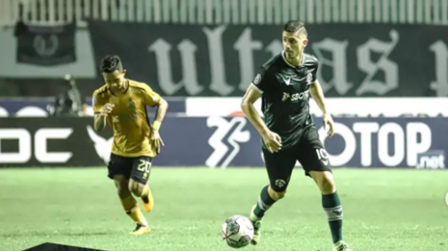 Logo SBOTOP di jersey Persikabo 1973 dan muncul di LED e-board iklan laga Persikabo 1973 vs Bhayangkara FC, Selasa 23 Agustus 2022 malam. (Foto: Instagram @officialpersikabo)