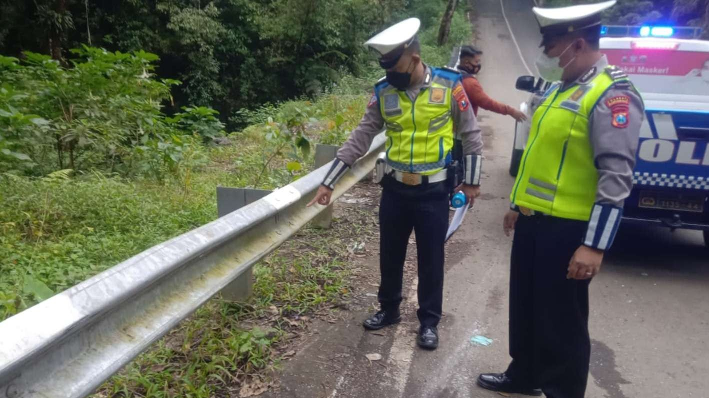 Petugas Unit Gakkum Satlantas Polresta Banyuwangi melakukan olah TKP di lokasi kecelakaan (foto: Unit Gakkum Satlantas Polresta Banyuwangi)