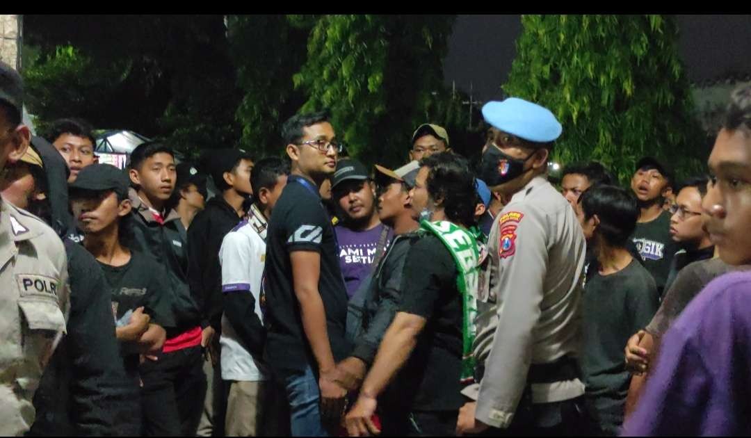 Salah satu perwakilan manajemen Persik Kediri, Syarif Hidayatullah, menemui ratusan suporter di luar stadion, usai klubnya dipermalukan PSS Sleman dalam laga lanjutan Liga 1, Selasa 23 Agustus 2022. (Foto: Fendhy Plesmana/Ngopibareng.id)