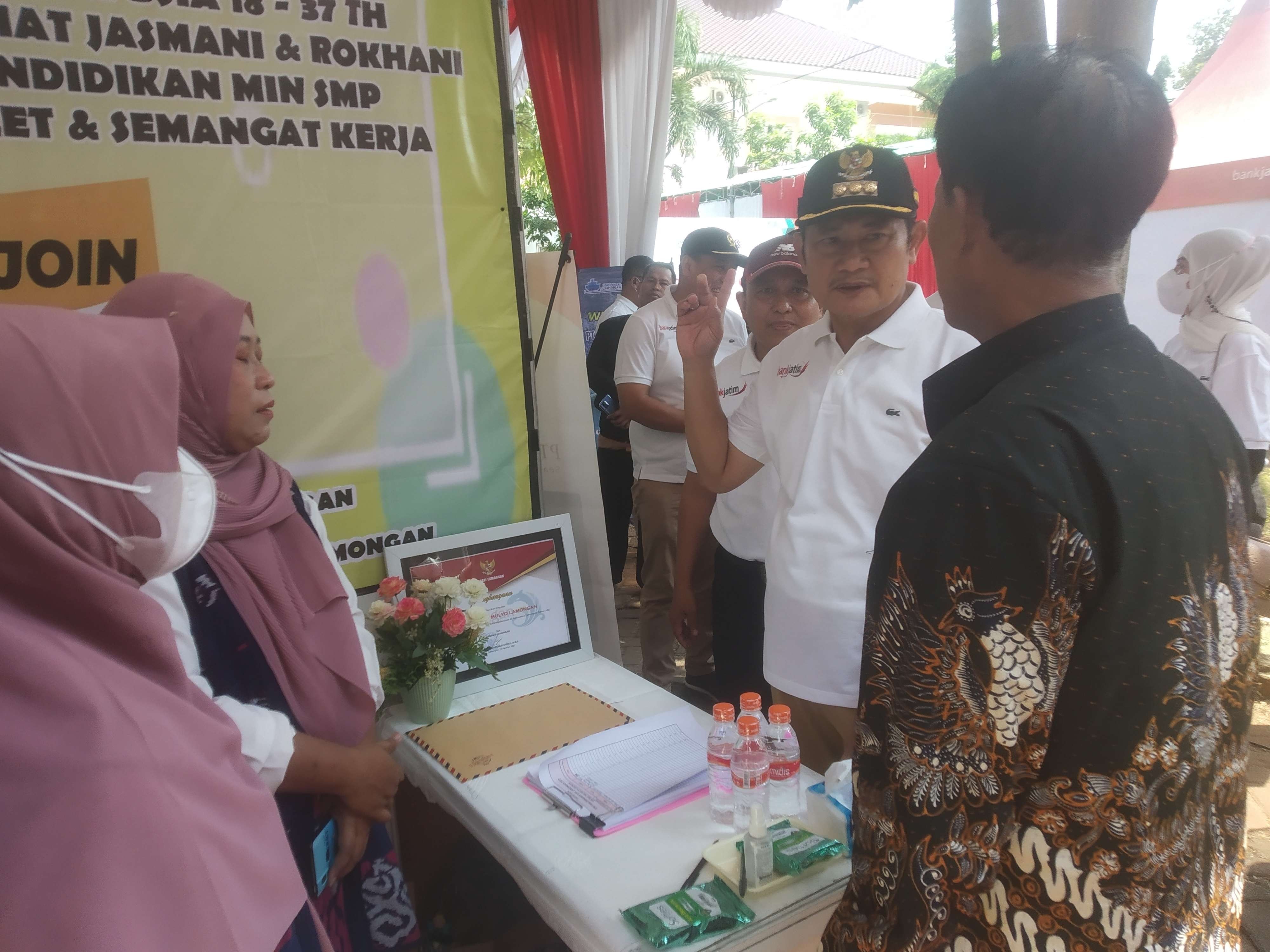 Ketetangan Foto: Bupati Lamongan, Yuhronur Efendi mengunjingi stand perusahaan peserta Market Fair Lamongam 2022 (Foto:Imron Rosidi/Ngopibareng.id)