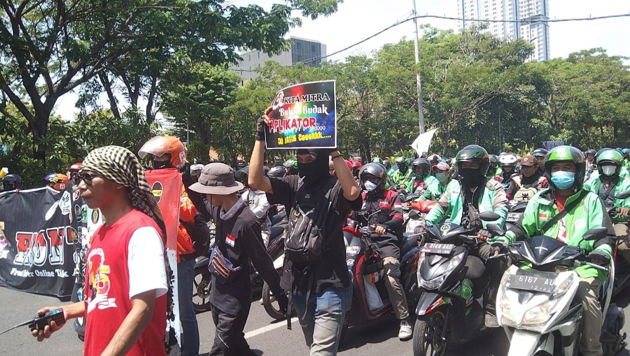 Pengemudi ojol saat demo di salah satu kantor aplikasi (Foto: Andhi Dwi/Ngopibareng.id)