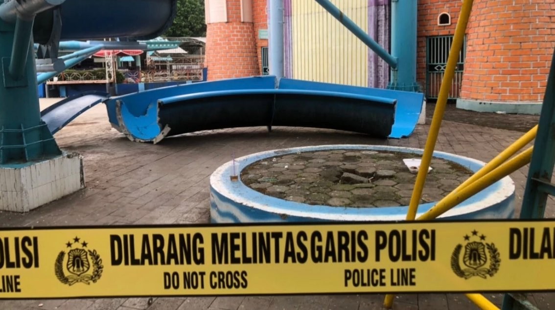 Seluncuran di kolam renang Kenpark yang ambrol. (Foto: Andhi Dwi/Ngopibareng.id)