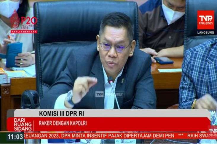 Adies Kadir sebut pejabat Polri daerah seperti raja kecil pegang cerutu istrinya pakai tas Hermes. (Foto: Tangkapan Layar)