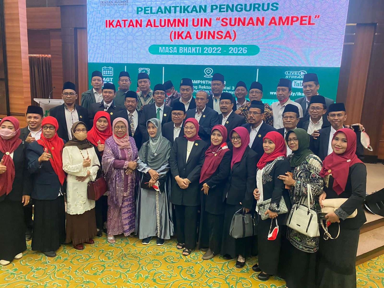 Pengurus Pusat IKA UINSA masa bhakti 2022-2026 foto bersama usai dilantik Rektor UINSA Prof Akh Muzakki MAg Grad Dip SEA MPhil PhD Selasa (23 Agustus 2022) (Foto:ika UINSA)