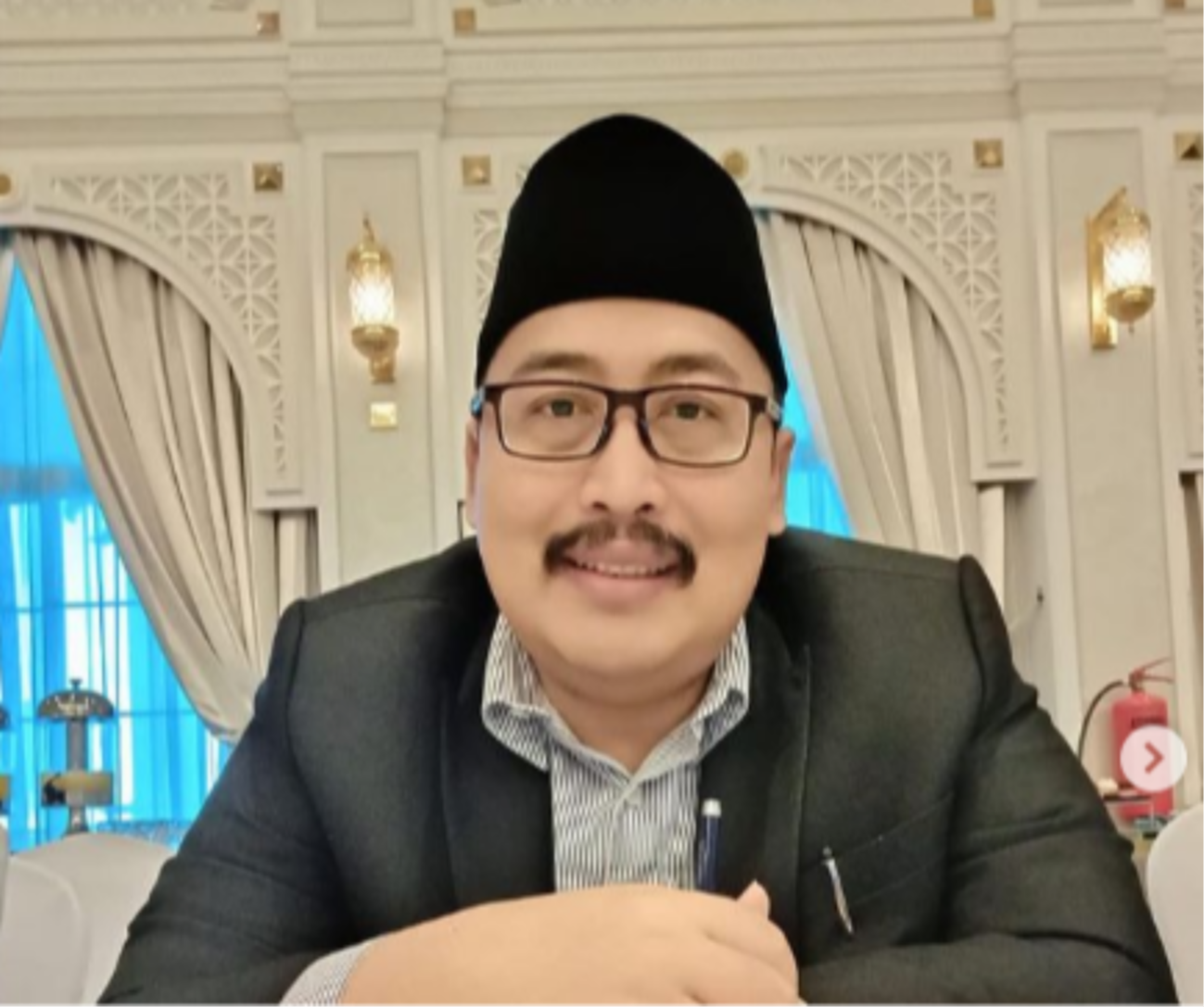 Dr. KH. Ahmad Fahrur Rozi mengatakan moderasi beragama sebagai solusi, agar dapat menjadi kunci penting untuk menciptakan kehidupan keagamaan yang rukun, harmoni, damai, serta menekankan keseimbangan, baik dalam kehidupan pribadi, keluarga, masyarakat, maupun kehidupan secara keseluruhan. (Foto: Instagaram @gus_fahrur)