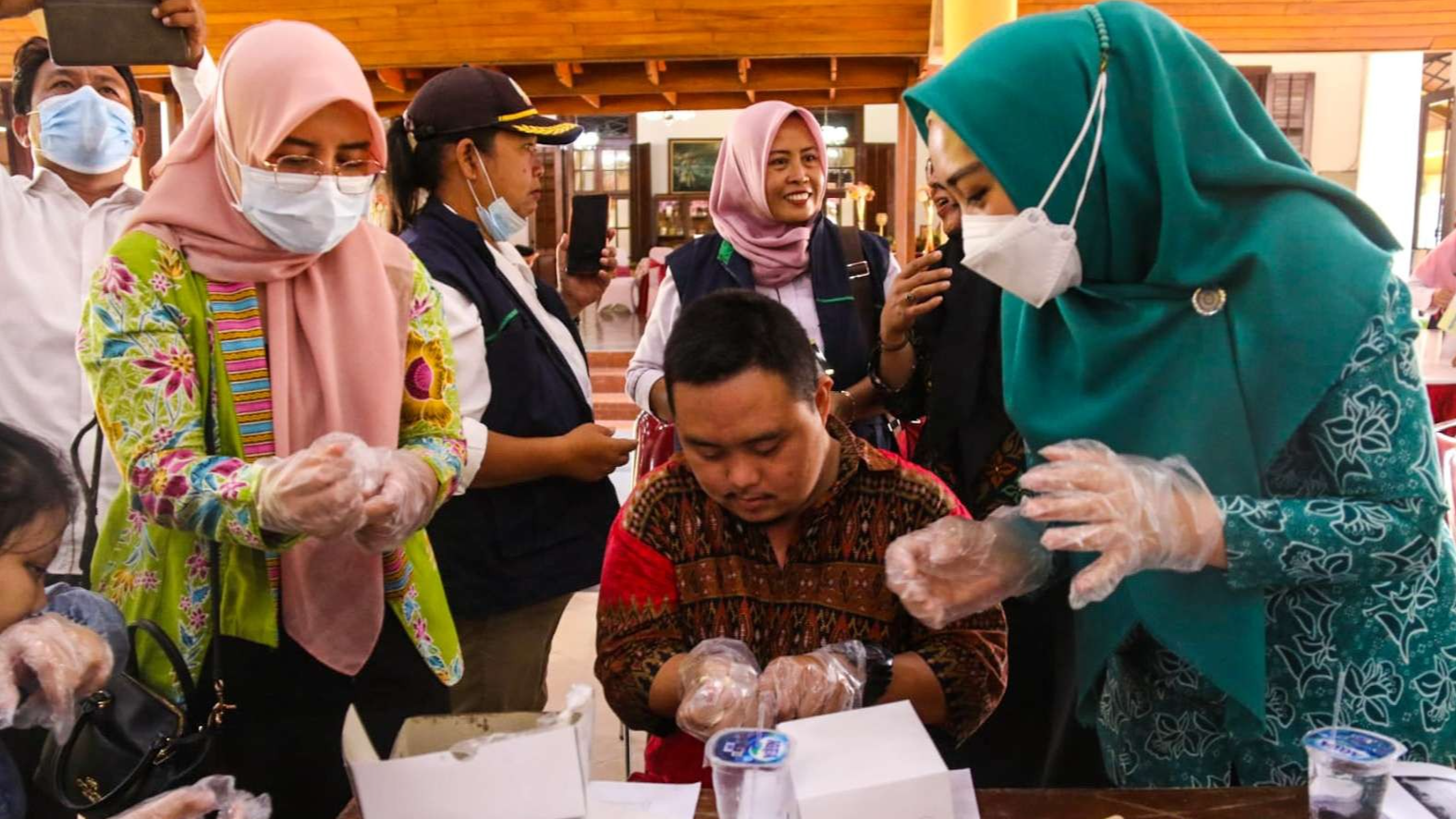 Ketua PKK Sidoarjo, Hj. Sa'adah Ahmad Muhdlor (baju hijau) ajari warga difabel mengolah makanan. (Foto: Aini Arifin/Ngopibareng.id)