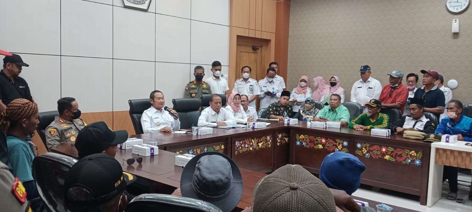 Petani tambak Lamongan saat beraudiensi dengan pejabat di Lamongan. Mereka menuntut Pemkab dan DPRD ikut memperjuangkan pupuk bersubsidi untuk petambak. (Foto: Imron Rosidi/Ngopibareng.id)