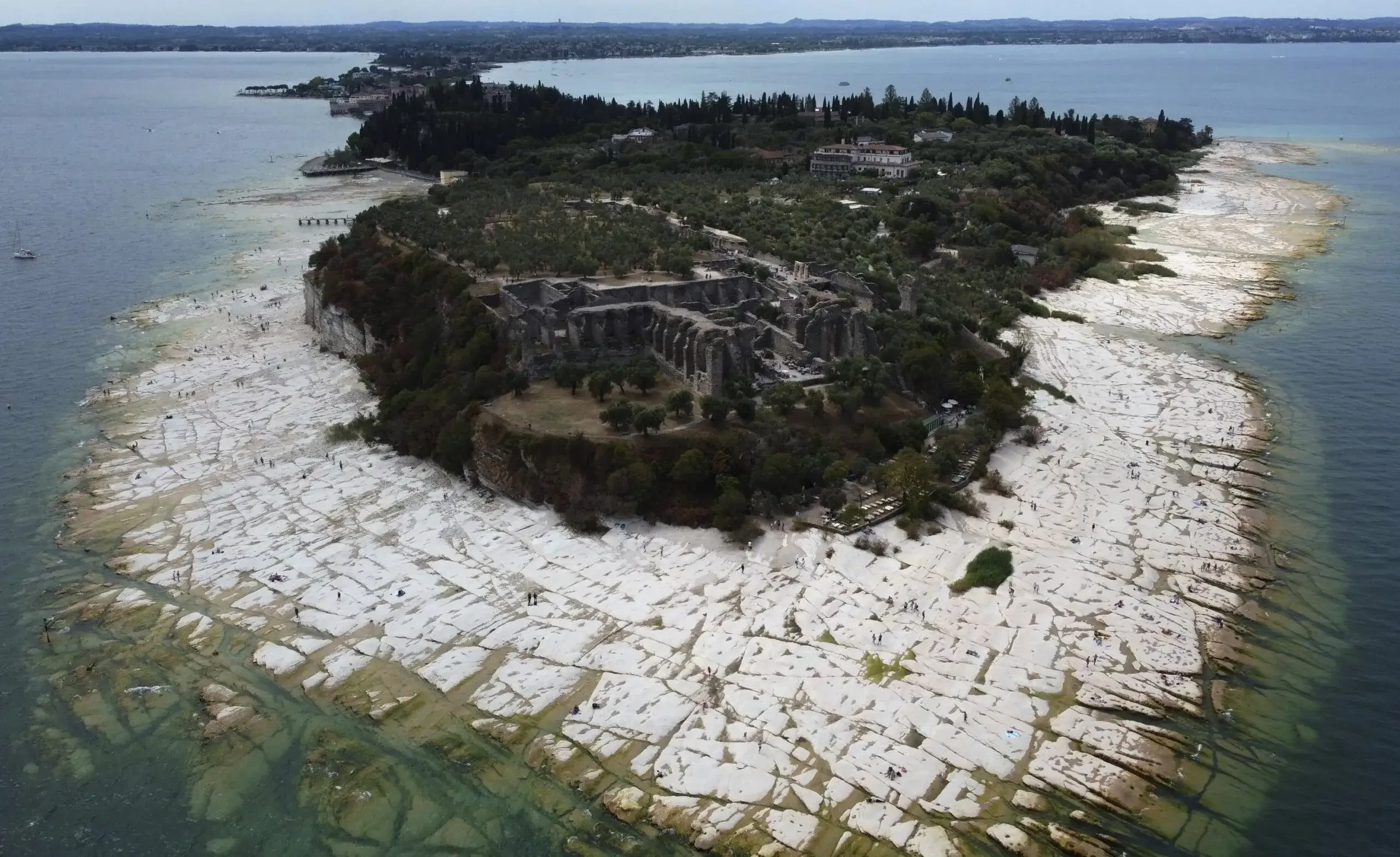 Eropa sedang mengalami kekeringan, tampak di Danau Garda Italia. (Foto: Ap-News-scaled)