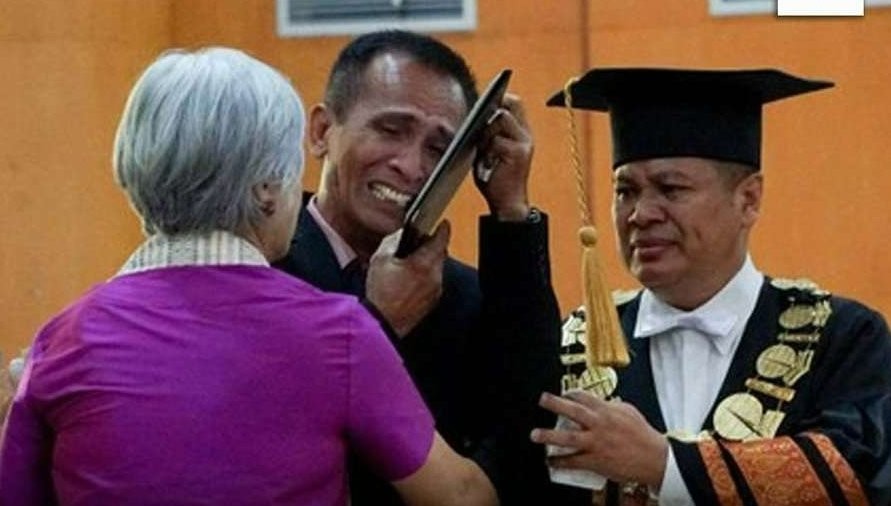 Ayah Brigadir Nopriansyah Yoshua Hutabarat atau Brigadir J, Samuel Hutabarat, menangis saat mewakili wisuda anaknya.