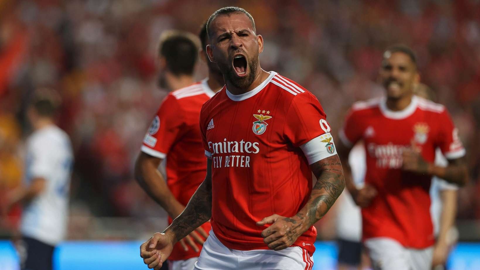 Bek Benfica, Nicolas Otamendi, mencetak gol pembuka ketika Benfica melumat Dynamo Kyiv 3-0 di leg kedua play-off Liga Champions, Rabu 24 Agustus 2022. (Foto: Twitter/@SLBenfica)