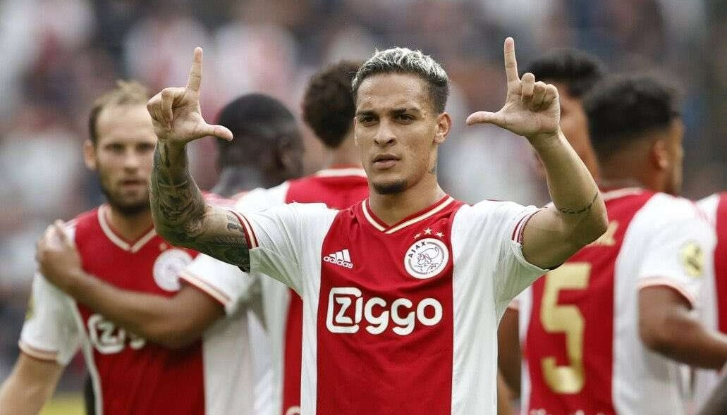 Antony Santos mendesak Ajax untuk menerima tawaran MU