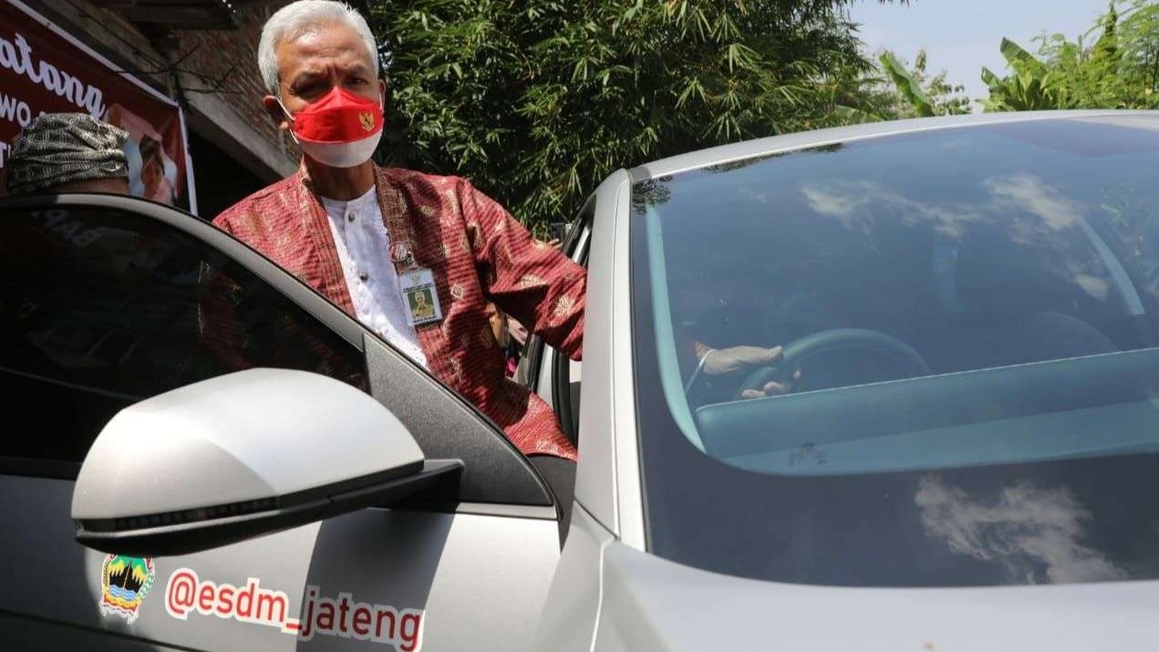 Gubernur Jawa Tengah Ganjar Pranowo memulai penggunaan mobil listrik di lingkungan Pemerintah Provinsi Jawa Tengah. (Foto: ist)