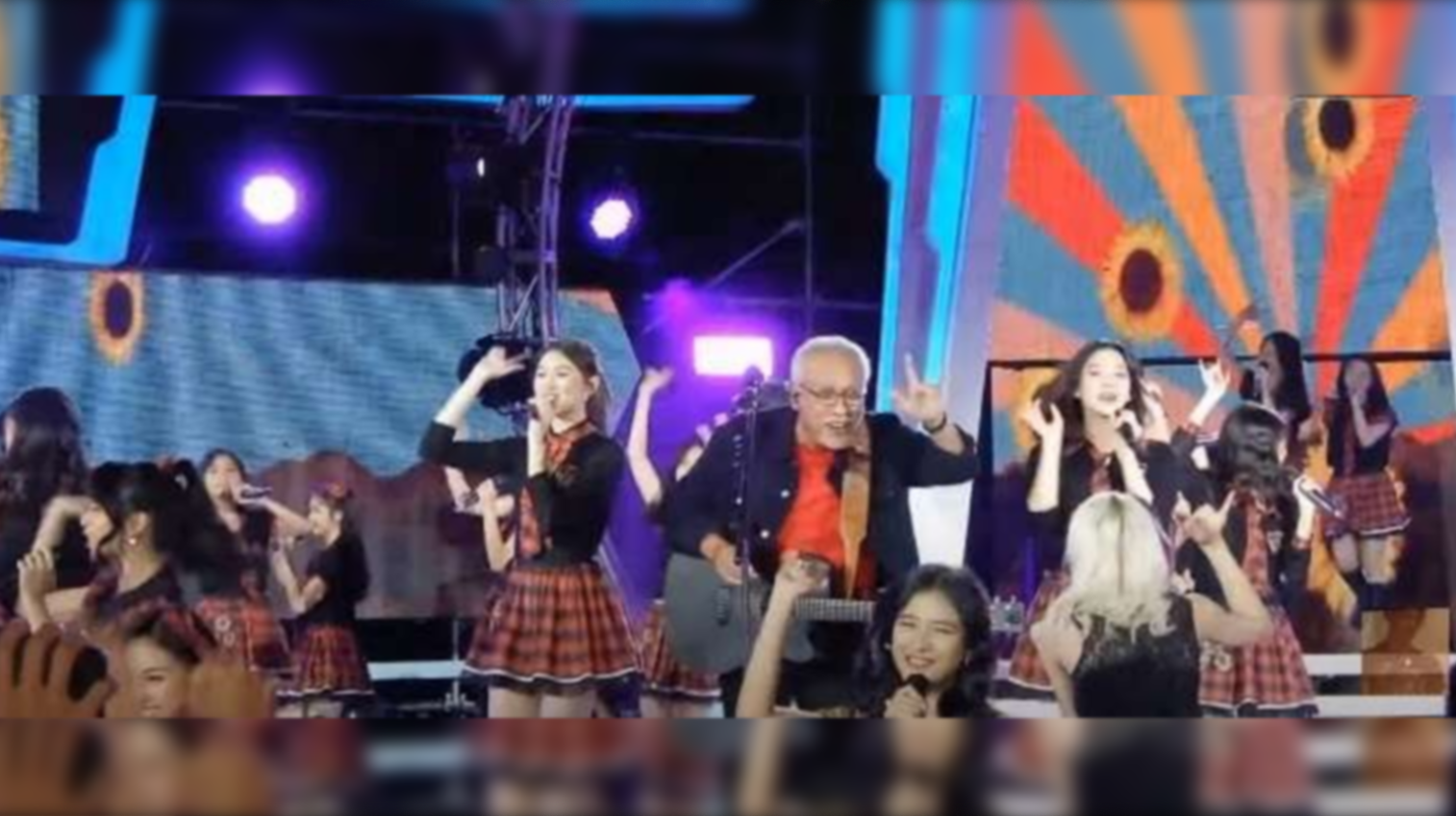 Iwan Fals Ikuti Gerakan Aitakatta JKT48 Saat HUT SCTV ke-32. (Foto: Tangkapan layar Youtube)