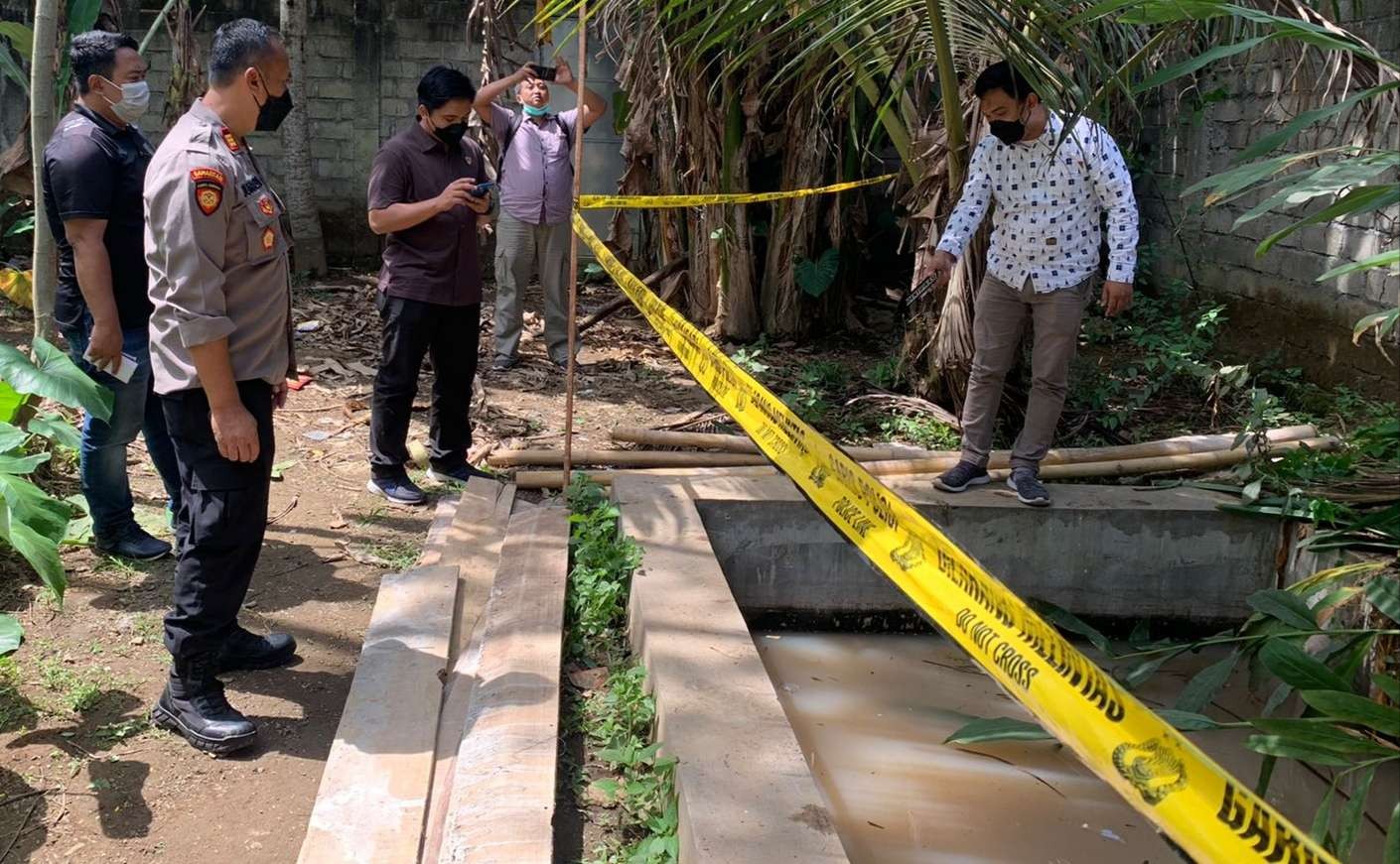 Petugas Polsek Srono melakukan olah TKP di kolam tempat tenggelamnya dua bocah (foto:Polsek Srono)