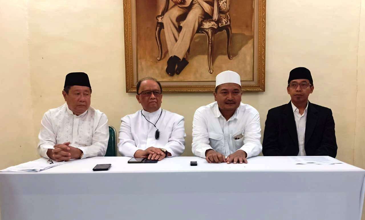 Plt Ketua Yayasan Karmel & Perwakilan Keuskupan Malang, Romo Joko Purnomo, (dua dari kiri) bersama Ketua PCNU Banyuwangi KH. M. Ali Makki Zaini (dua dari kanan) memberikan keterangan terkait kerjasama peningkatan mutu pendidikan (Foto: Muh Hujaini/Ngopibareng.id)