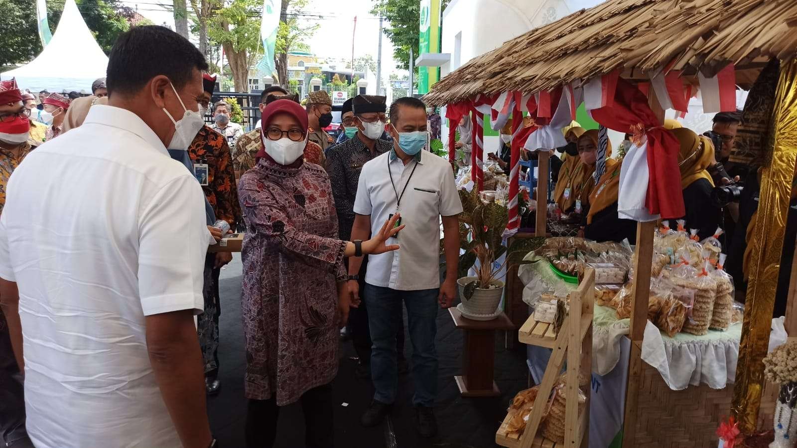 Bupati Banyuwangi Ipuk Fiestiandani bersama Direktur BPJS Ketenagakerjaan meninjau stand usaha hasil karya ahli waris yang telah mendapatkan pelatiihan (Foto: Muh Hujaini/Ngopibareng.id)