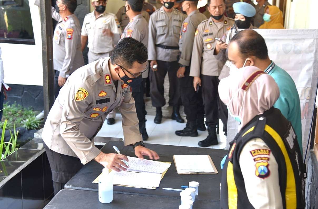 Kapolres Bondowoso AKBP Wimboko dan pejabat utama polres serta kapolsek jajaran mengikuti tes urine di Mapolres setempat, Jumat 26 Agustus 2022. (Foto: Guido Saphan/Ngopibareng.id)