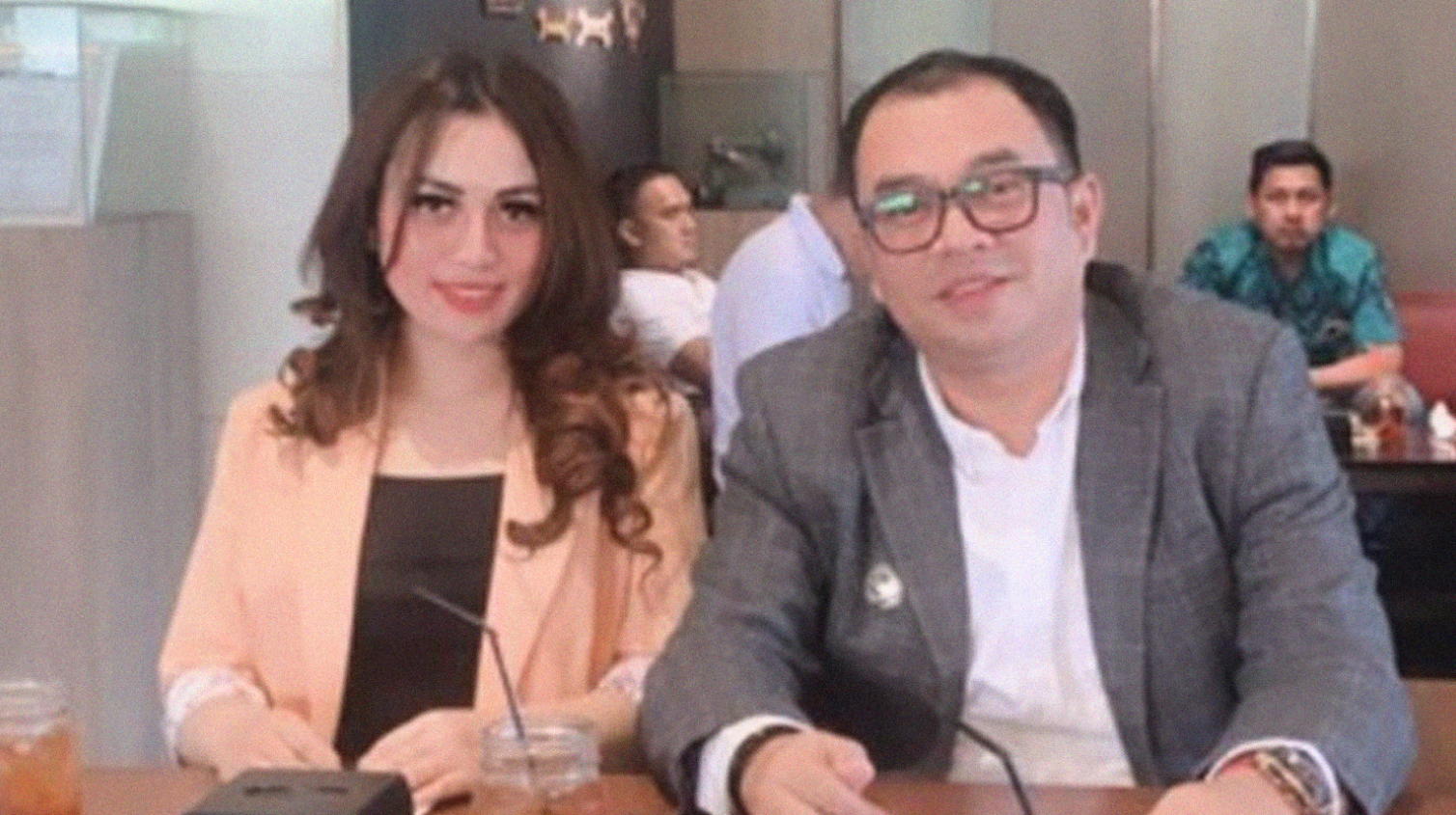 Pedangdut Bella Angelica akhirnya muncul dalam jumpa pers bersama kuasa hukumnya, Feriyawansyah. Ia menyampaikan permintaan maaf usai videonya joget di atas meja acara Turnamen Golf Gubernur Riau viral di media sosial. (Foto: Instagram @bella_angelica16)