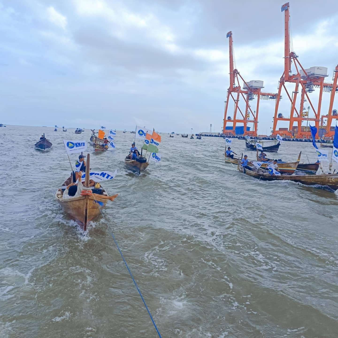 Perahu nelayan di antara kapal besar. (Foto: dok. KNTI )