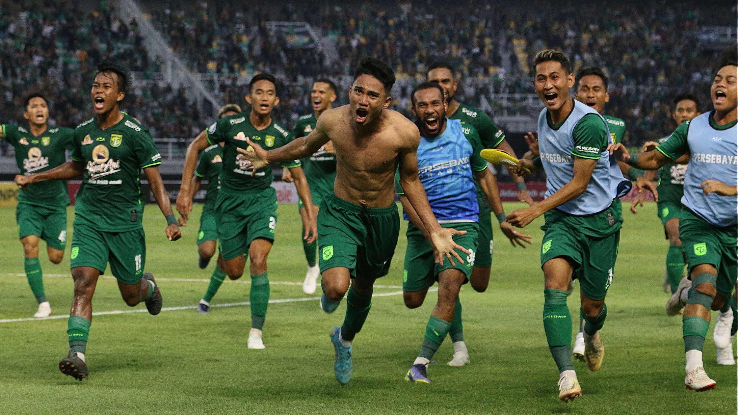 Pemain Persebaya, Marselino Ferdinan (tengah) melakukan selebrasi disambut rekannya, usai menjebol gawang PSIS Semarang di Stadion Gelora Bung Tomo (GBT), Surabaya, Selasa 23 Agustus 2022. Ia ditarik ke timnas. (Foto: Fariz Yarbo/Ngopibareng.id)