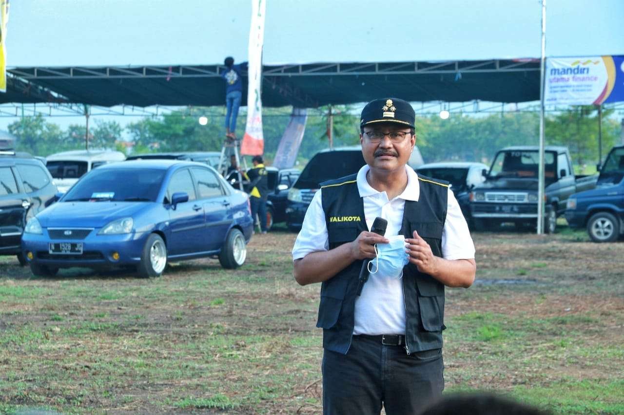 Walikota Pasuruan Saifullah Yusuf (Gus Ipul) Gebyar Bursa Mobil se-Jawa-Bali yang diinisiasi oleh Asosiasi Jual Beli Mobil (AJBM) Arepas Jaya Pasuruan di Lapangan Gadingrejo (depan Bulog) Kota Pasuruan, Jumat 26 Agustus 2022 sore. (Foto: Diskominfo Kota Pasuruan)