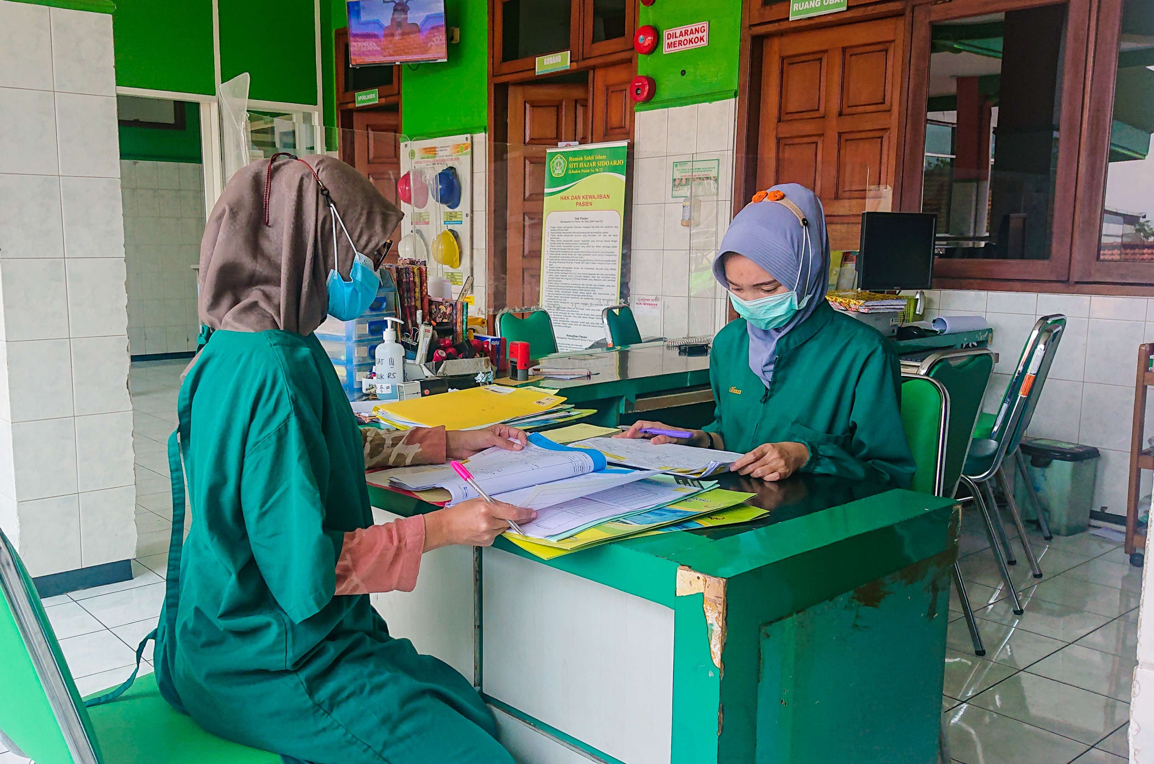 Tenaga Kesehatan RS Siti Hajar Sidoarjo (foto :Aini/Ngopibareng.id)