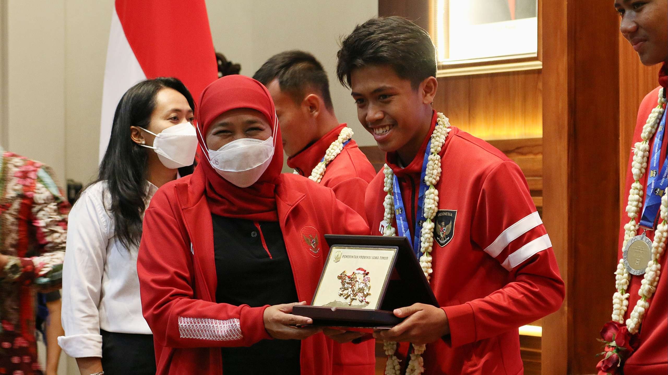 Gubernur Jatim, Khofifah Indar Parawansa menyerahkan apresiasi kepada pemain Timnas U-16 Figo Dennis di Gedung Negara Grahadi, Surabaya, Sabtu 27 Agustus 2022. (Foto: Fariz Yarbo/Ngopibareng.id)