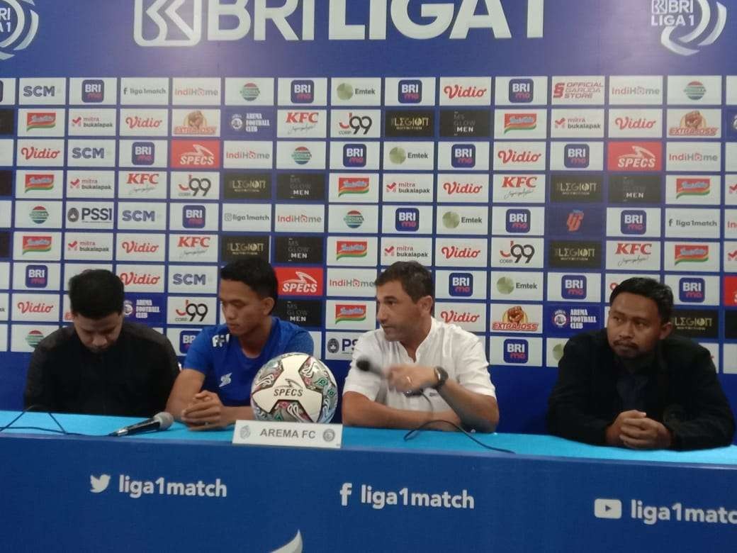 Pelatih Arema FC, Eduardo Almeida (dua dari kanan) saat sesi jumpa pers di Kantor Arema FC (Foto: Lalu Theo/ngopibareng.id)