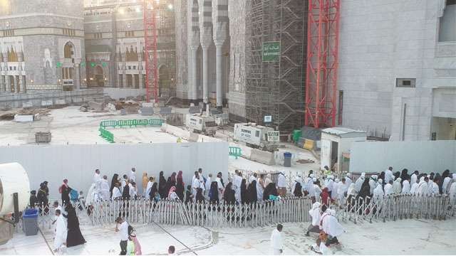 Para jamaah dengan pakaian ihram antri untuk masuk ke lantai dasar Masjidil Haram di Mekah, Arab Saudi. Hanya jemaah yang berpakaian ihram yang boleh masuk untuk Tawaf dan mendekati Ka'bah. (Foto: Ngopibareng/m. anis)